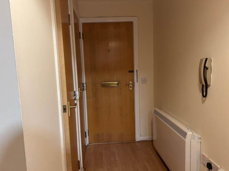 2 bedroom rent in City Centre with private parking area 