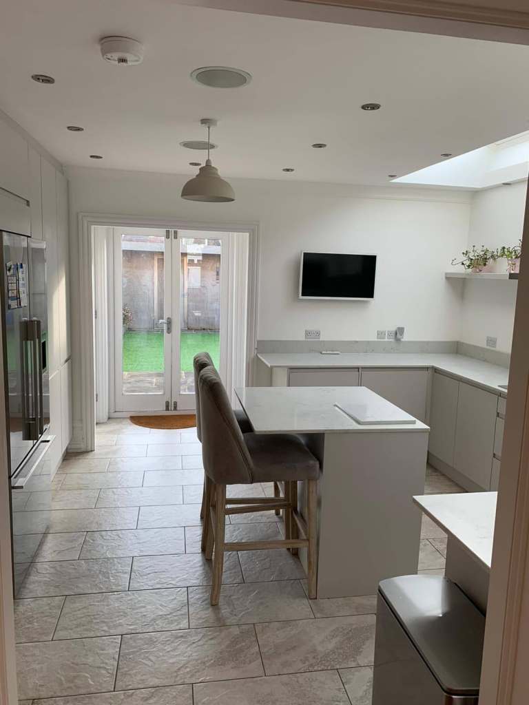 SPACIOUS 3 BEDROOM HOUSE WITH 2 BATHROOMS & SUMMER HOUSE AVAILABLE TO RENT! E17