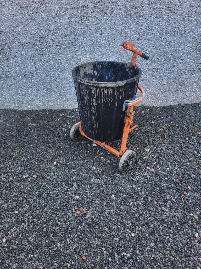 Self levelling mixing station