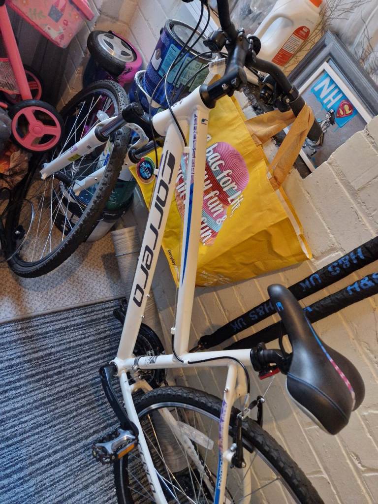 Womens/teenagers carrera bike