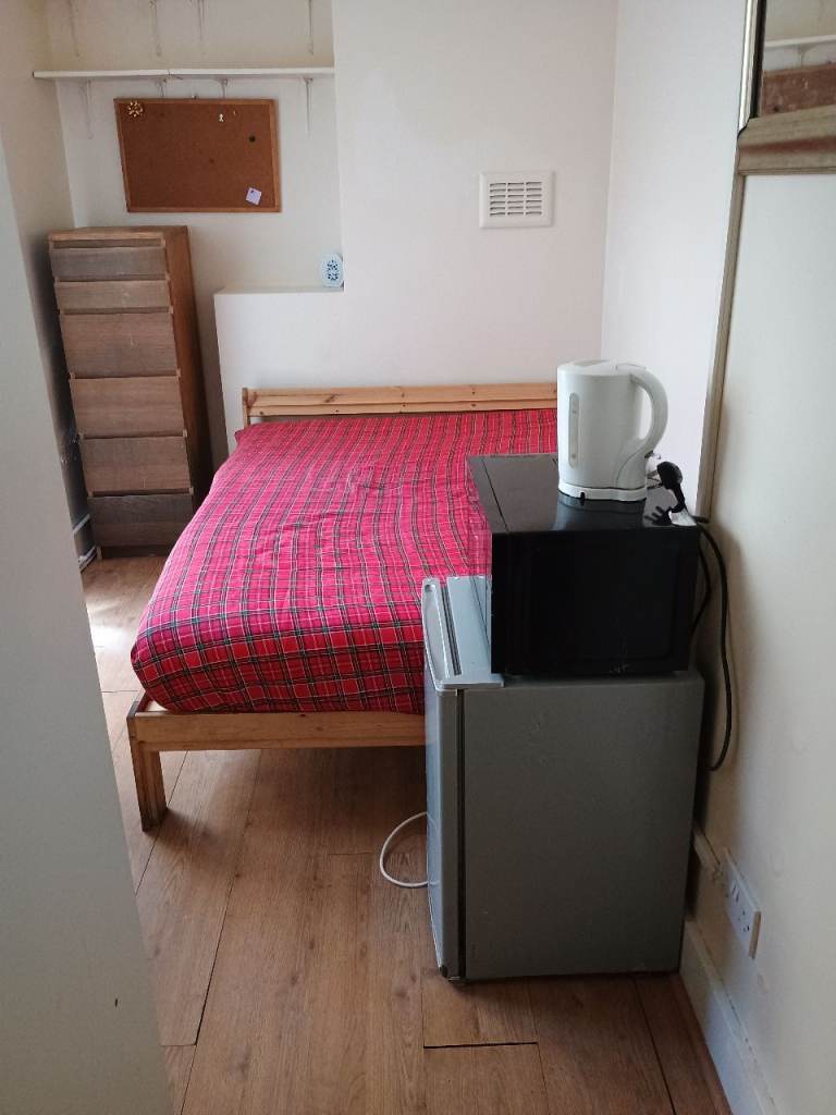 A CLEAN SINGLE ROOM TO LET IN A FLAT( AVAILABLE NOW TO VIEW)