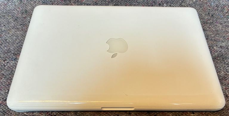 Apple MacBook 13.3in Intel Core 2 Duo 2.4 GHz Laptop - White