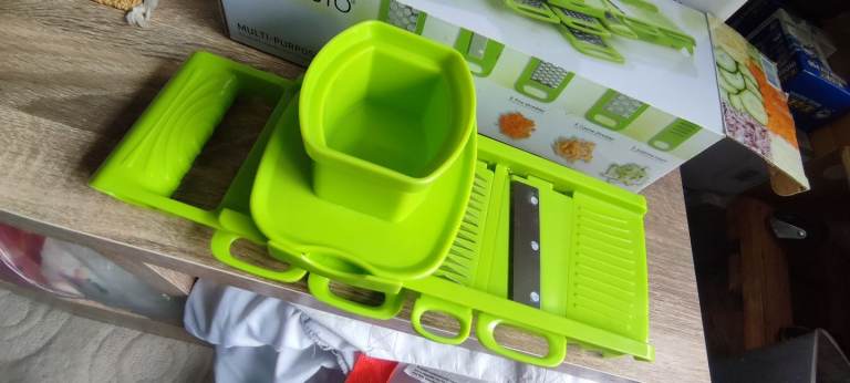 Ernesto multi purpose grater with 5 attachments