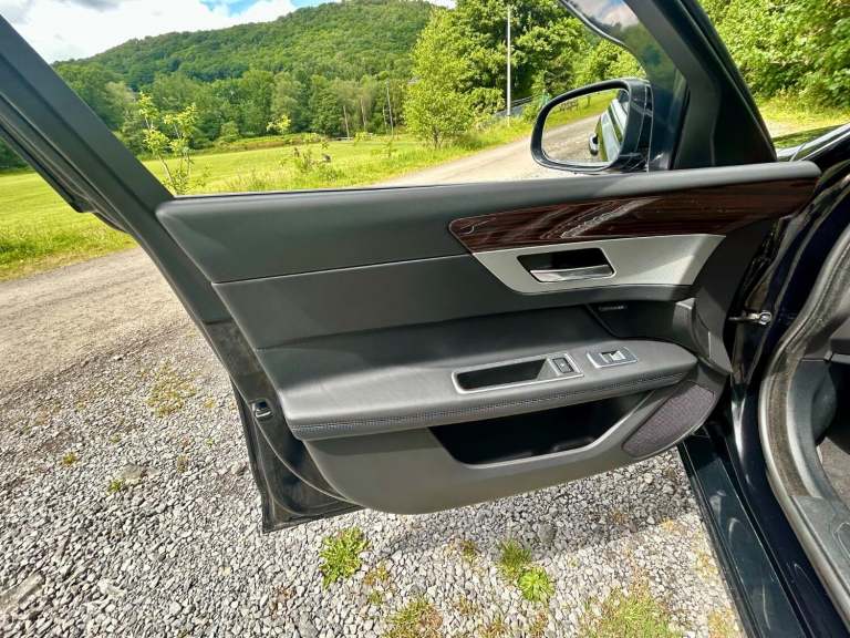 JAGUAR XF 2.0 T 250*PORTFOLIO ESTATE*Xenons-Meridian-FSH-ULEZ-Cam-Pronav*Superb