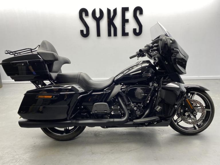 Harley-Davidson FLHXU Touring Street Glide Ultra in Vivid Black & Black trim 