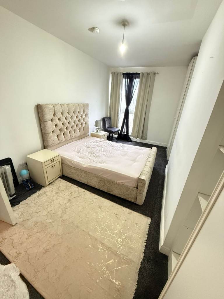 Spacious 1-Bed Flat for Rent-BL1 2PH