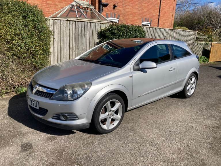 VAUXHALL ASTRA 1.8 SRi 3DR HATCHBACK, 5 SPEED MANUAL, WITH RARE OPTION OF PANORAMIC WINDSCREEN
