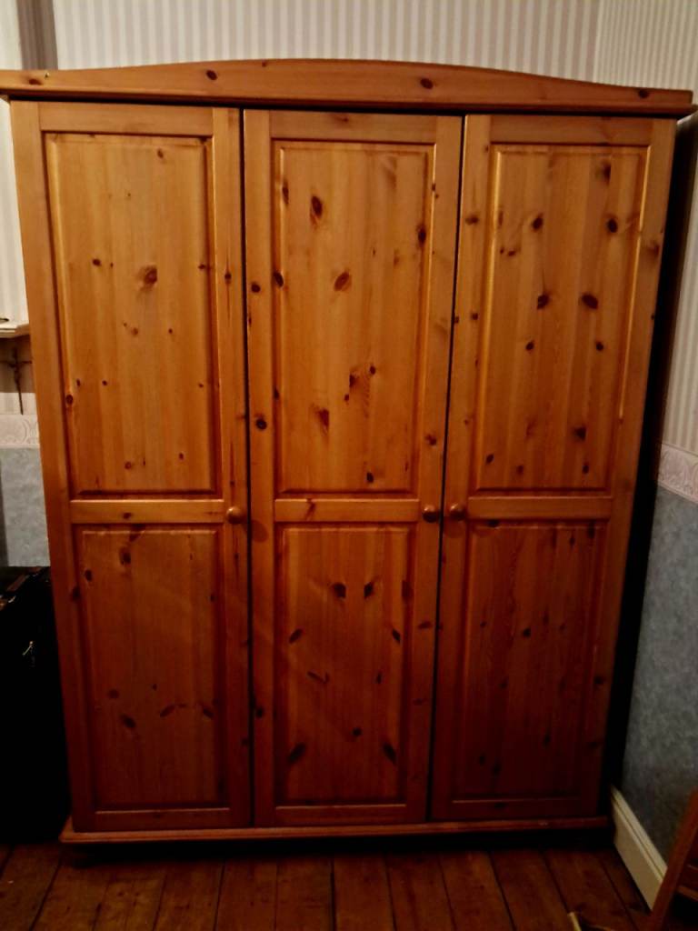 Pine triple wardrobe with 6 shelves
