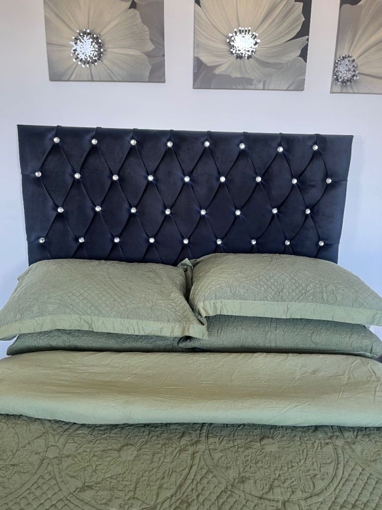 Double bed with four storage drawers 