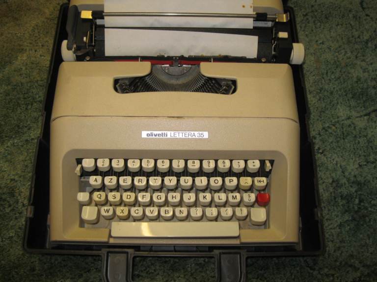 VINTAGE TYPEWRITER OLIVETTI LETTERA 35 TOTTENHAM N17 0NL