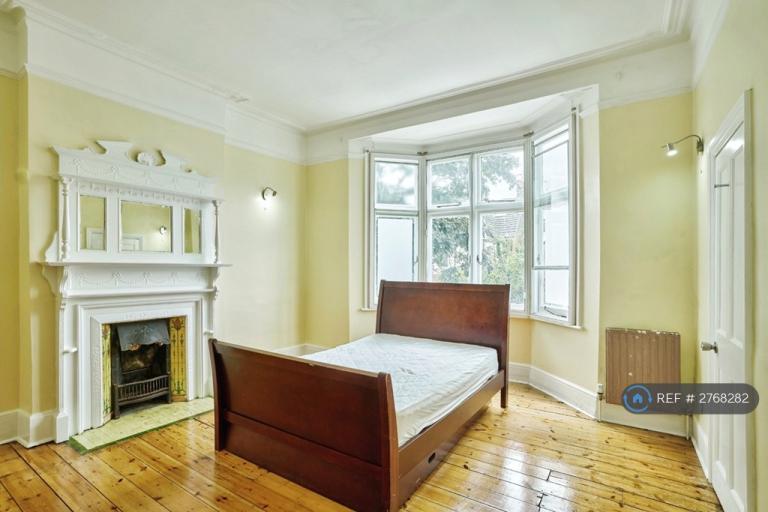1 bedroom in Wavertree Road, London, SW2 (#2768282)