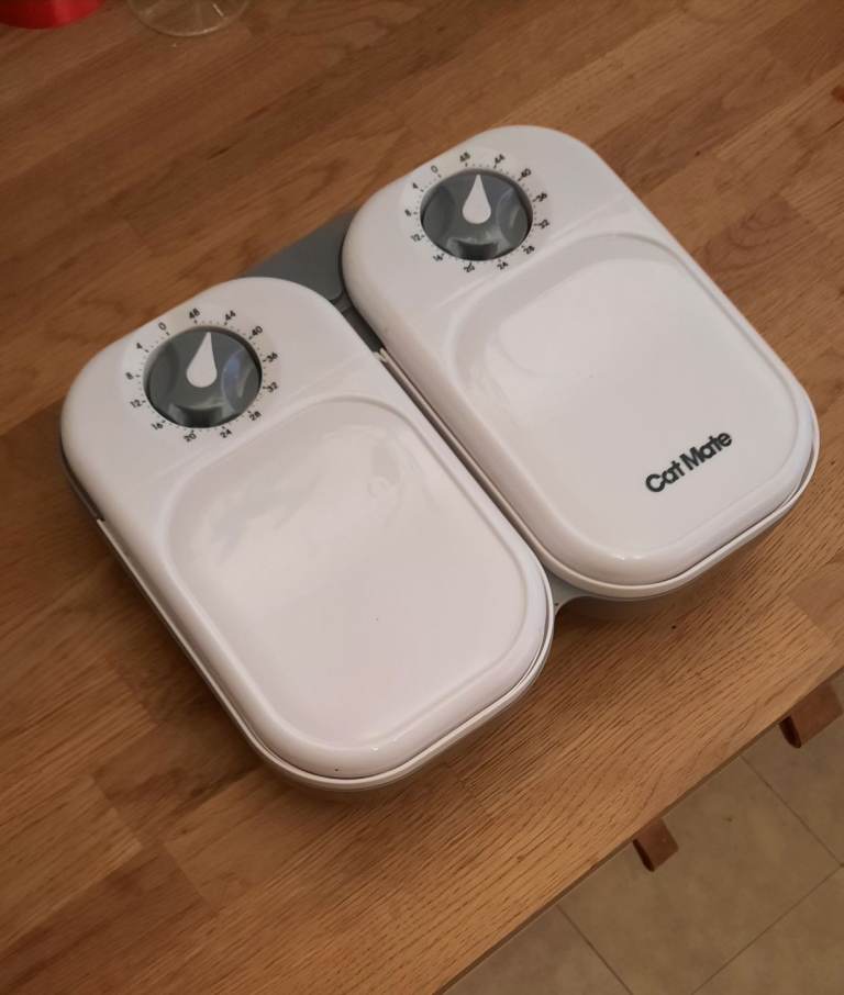 Automatic pet feeder