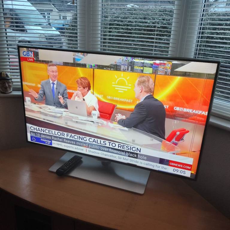 40Inch Samsung LED tv with floor and wall mounting stands