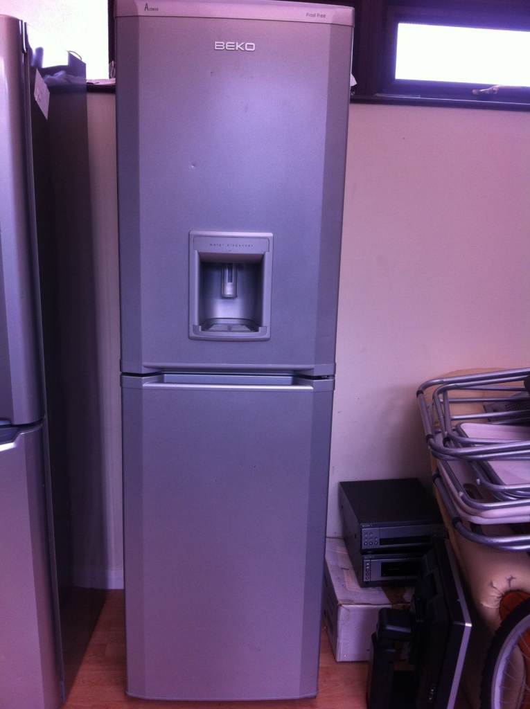FROST FREE SILVER BEKO FRIDGE FREEZER WITH DRINKS DISPENSER IN GOOD WORKING CONDITION
