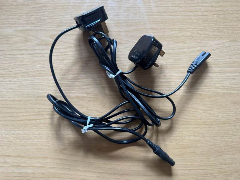 2x Black C7 Figure 8 to UK Mains Cable Lead for TV / Laptops / Adapters