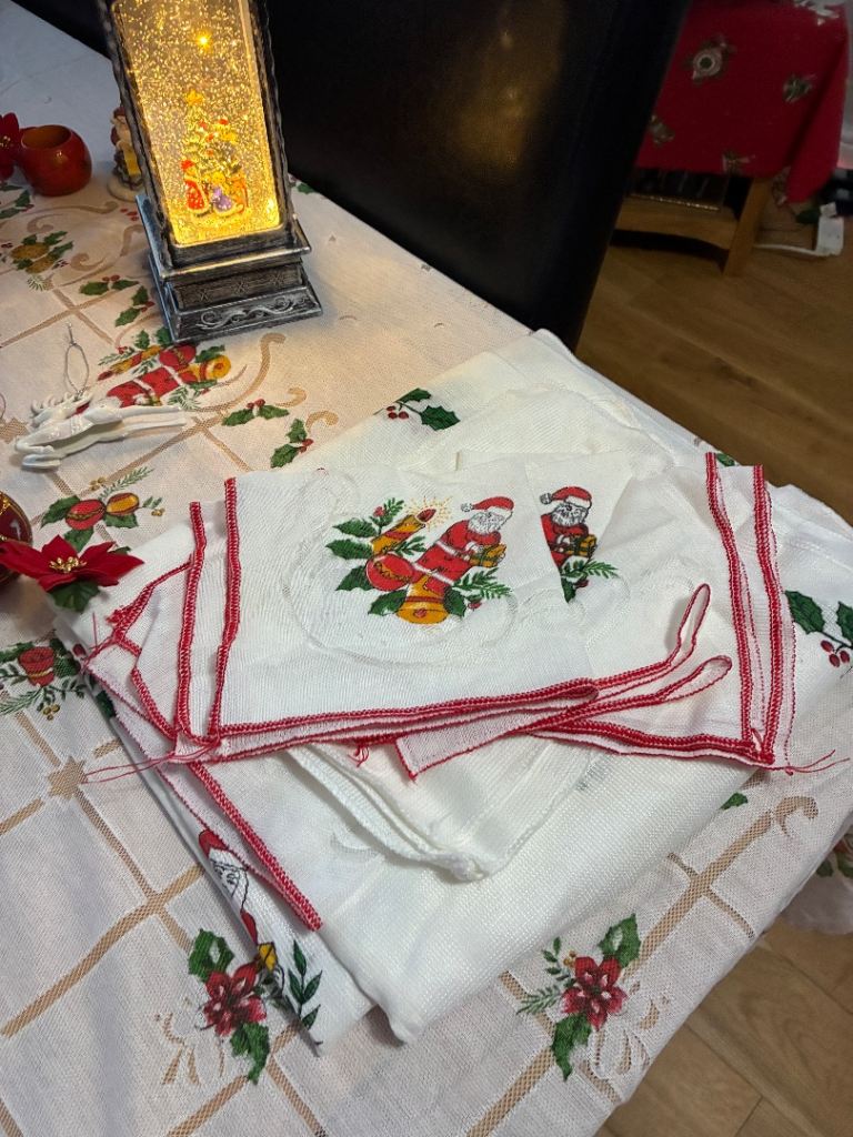 Christmas tableware and decorations 