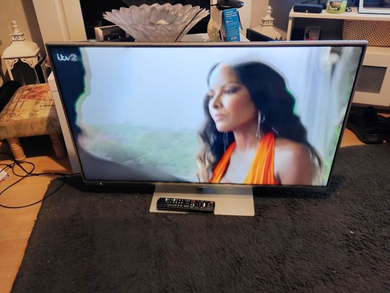 Panasonic TX-L42E6B LCD TV with Remote – Good Condition
