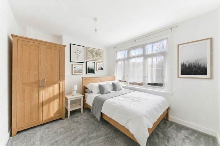 Charming 2 bedroom home in Croydon to rent  only £2000pcm. Ideally for families.