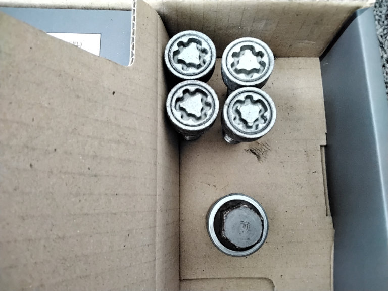  Audi TT MK3 2.0TDI S Line , Full set of STD , OE  wheel studs & locking wheel studs & adaptor .