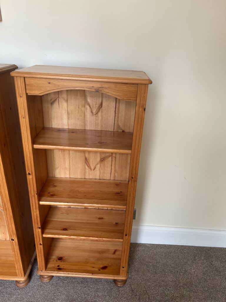 Pine bookshelf good condition