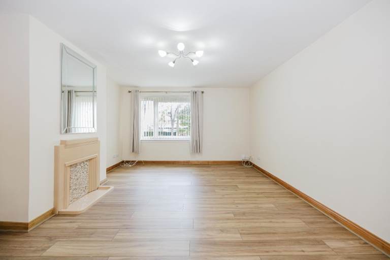 Beautiful, 2 bedroom, unfurnished flat with private garden in Corstorphine - available NOW