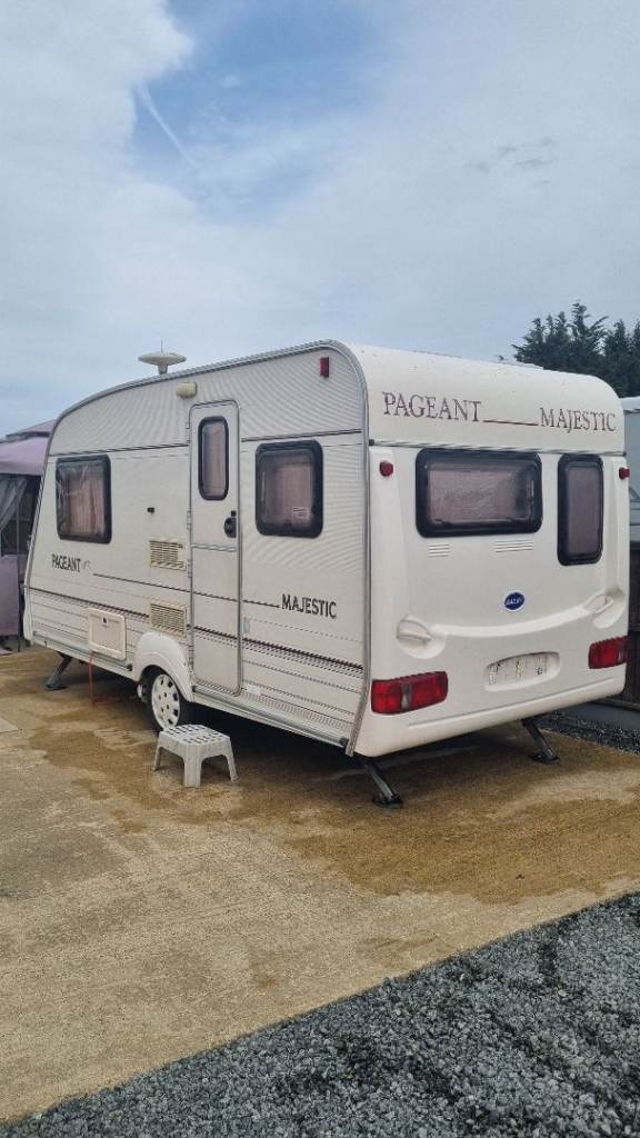 BAILEY PAGEANT 2 BERTH CARAVAN WITH MOTOR MOVER 
