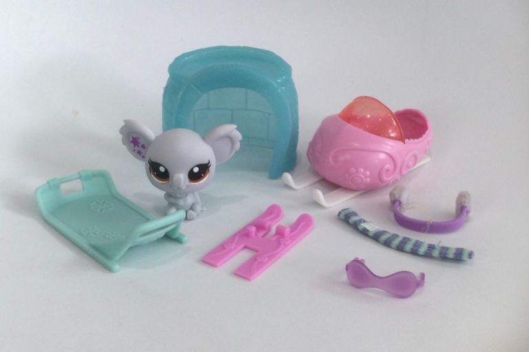 Littlest Pet Shop bundle winter snow fun- igloo, snow ski figure & accessories rare