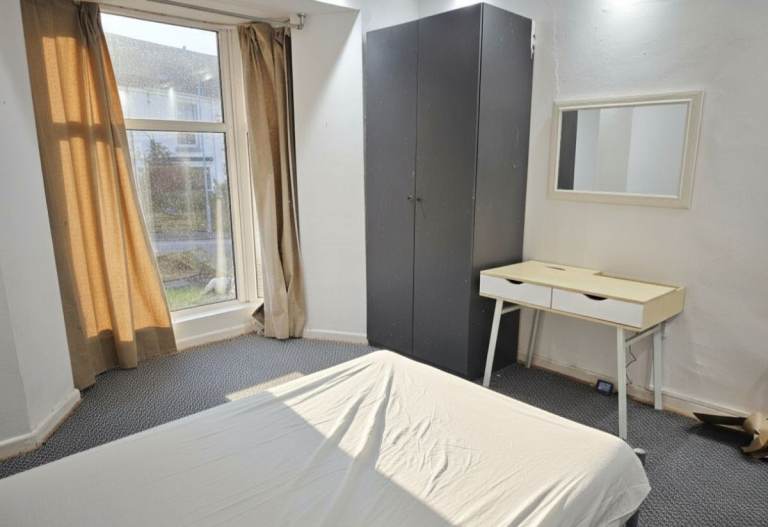 Bottom Flat in Uplands. Next to Park, amenities and university 