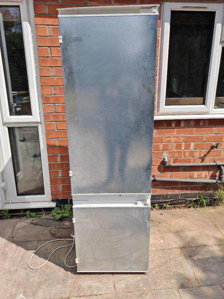 Freestanding Fridge Freezer – Silver, Good Condition