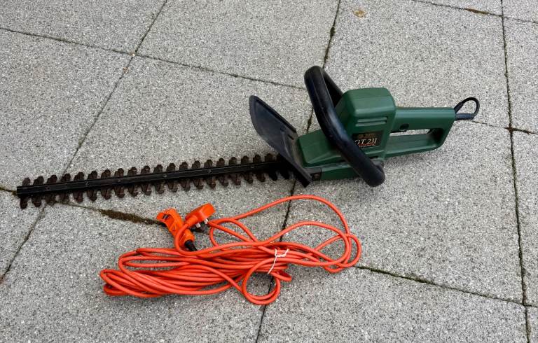 Black & Decker 20" Electric Hedge Trimmer with Long Cable