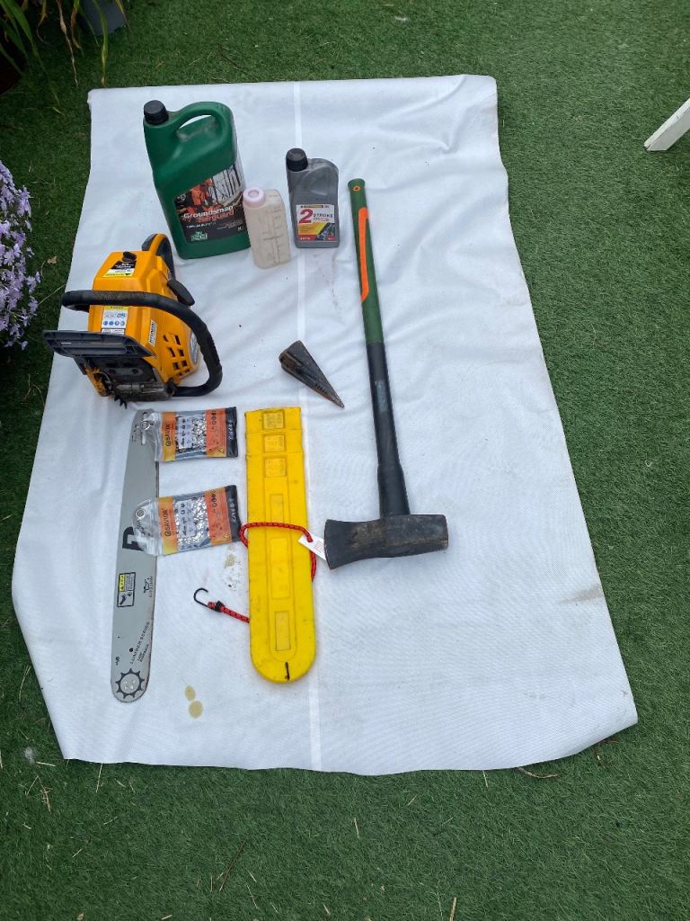 Chainsaw and Log Splitting Kit – Good Condition