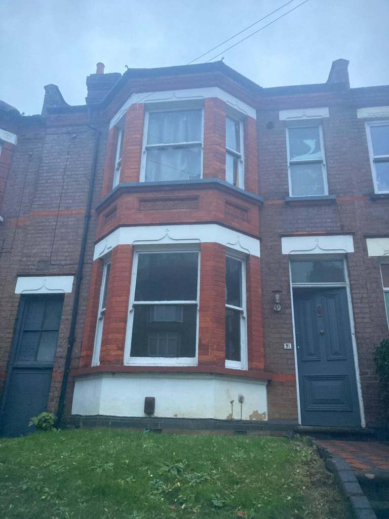 SHORT LET - Large double room with own bathroom to rent in  London road LU1 3UE