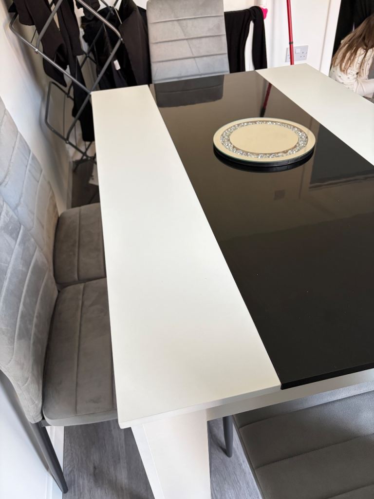 Dining table & 6 chairs 