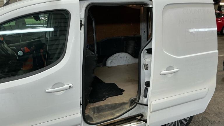 2018 Peugeot Partner 850 1.6 BlueHDi Professional - NO VAT TO PAY - SAT NAV - LOW MILES  PANEL VA...