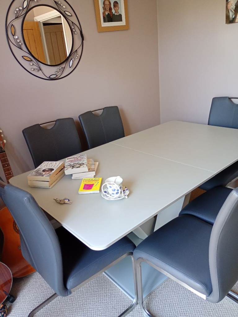 Extendable table and 6 chairs