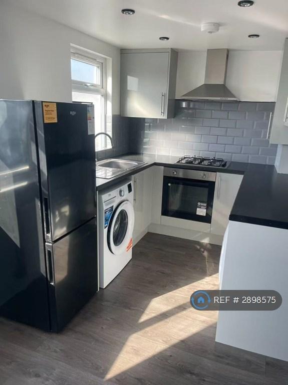 3 bedroom flat in Limesdale Gardens, Edgware, HA8 (3 bed) (#2898575)