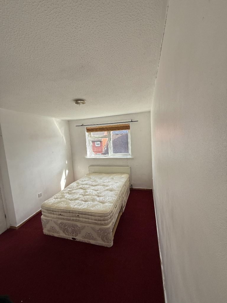 Spacious double room for rent