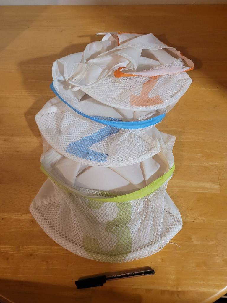 Hanging net toy organiser
