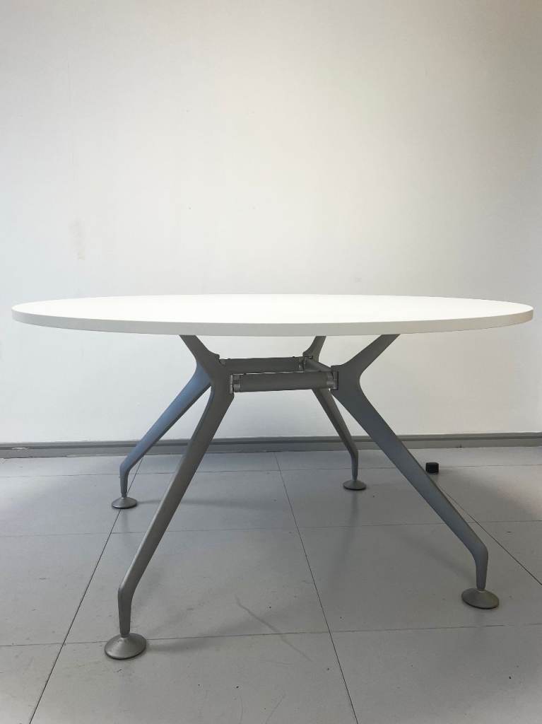 Round office meeting table - Excellent condition - 1.4m 