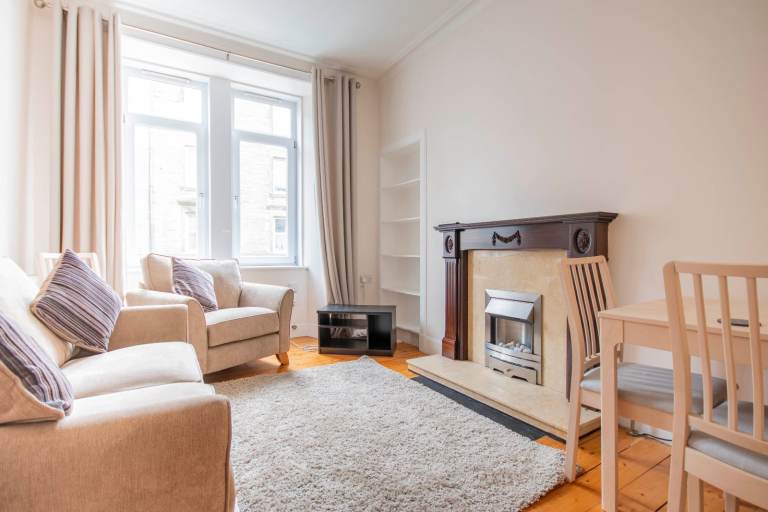 Delightful, 1 bedroom, 1st floor flat in Meadowbank - available November