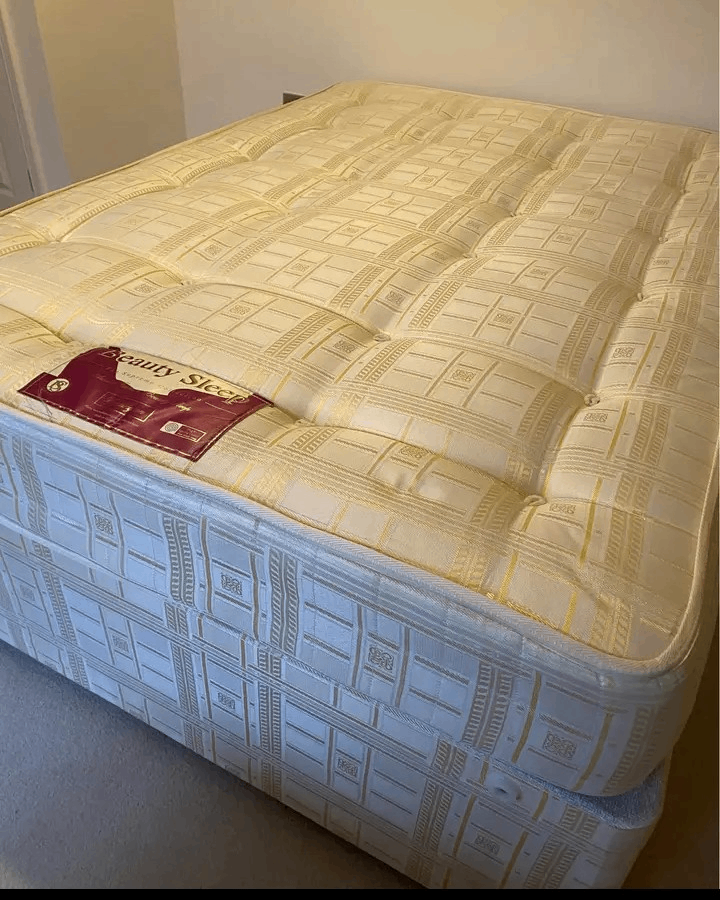 Lovely large double divan bed with good quality thick mattress+good condition+DELIVERY 