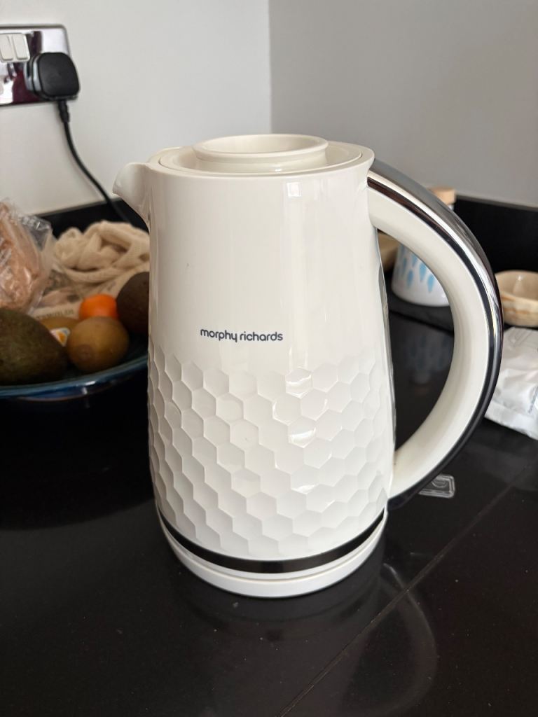 Morphy Richards Hive Cream Kettle - Excellent Condition - Clean and Descaled