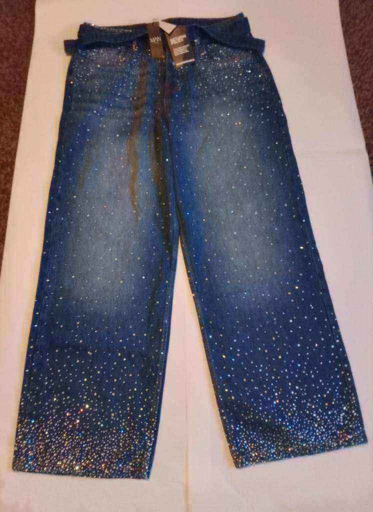 MEN'S RELAXED FIT BELTED RHINESTONE VLUE WASHED JEANS  