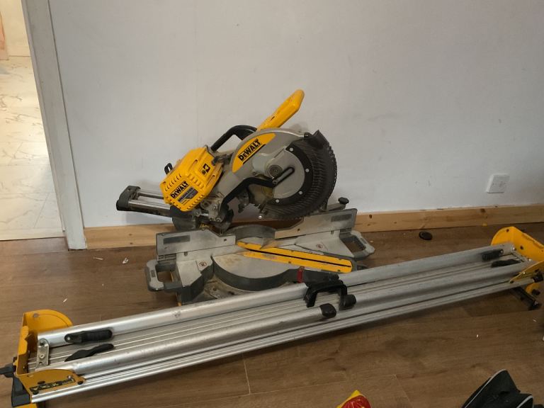 Dewalt dhs780 cordless mitre saw with stand