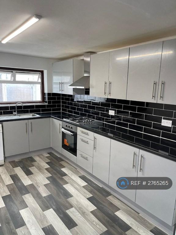 5 bedroom house in Michigan Avenue, London, E12 (5 bed) (#2765265)