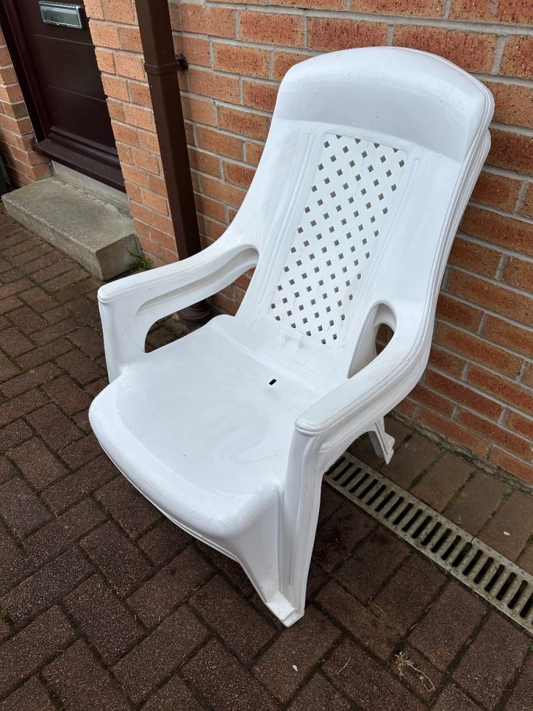PENDING COLLECTION2x white plastic garden chairs