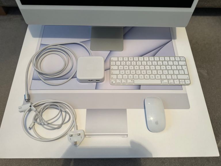 Apple iMac 24” 2021 M1 Chip 8GB RAM 256 SSD Silver 