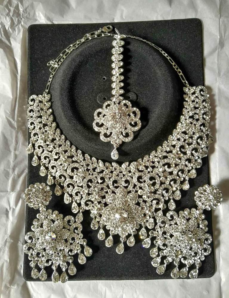 Stunning Silver-Tone Crystal Jewellery Set – Necklace, Earrings & Tikka