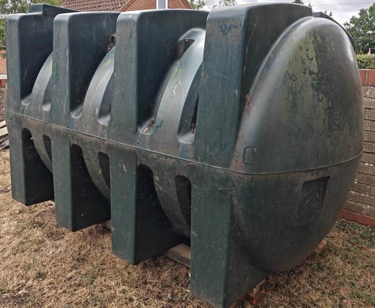 2500 ltr plastic oil tank - free