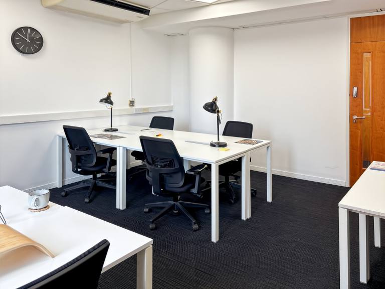London - W1W 6XB \ Extra-Large Office with Space for Up to 15 Desks